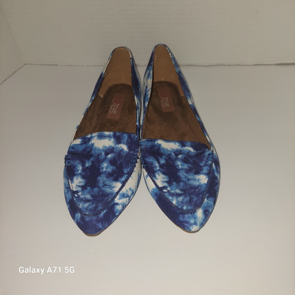 BareTraps Women's Tie-Dye Blue Loafers